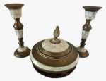 Lote com três peças em cobre com apliques em madrepérola sendo um potiche e dois castiçais. Medida maior: Altura 13 cm e Diâmetro 13 cm.