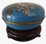 Potiche em cloisoné com pintura na tonalidade azul em tema floral. Medidas: Altura 6 cm e Diâmetro 12 cm.