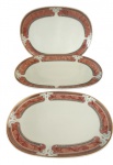 PORCELANA SCHMIDT - Lote com 3  travessas ovais em porcelana com pintura em tema de guirlanda na tonalidade salmão com bordas e dourado. MedidaS: Altura 2 cm, Largura 25 cm e Comprimento 83 cm