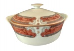 PORCELANA SCHMIDT - Sopeira em porcelana com pintura em tema de guirlanda na tonalidade salmão com bordas e dourado. Medida: Altura 15 cm e Diâmetro 26 cm.