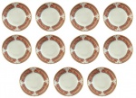PORCELANA SCHMIDT - Lote com 11 pratos de sobremesa em porcelana com pintura em tema de guirlanda na tonalidade salmão com bordas e dourado. Medida: Diâmetro 20 cm.