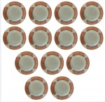 PORCELANA SCHMIDT - Lote com 13 pratos fundos em porcelana com pintura em tema de guirlanda na tonalidade salmão com bordas e dourado. Medida: Diâmetro 24 cm.