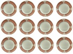 PORCELANA SCHMIDT - Lote com 12 pratos rasos em porcelana com pintura em tema de guirlanda na tonalidade salmão com bordas e dourado. Medida: Diâmetro 26 cm.