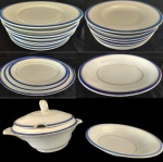  PORCELANA MAUÁ - Lote com 30 pecas para jantar em porcelana com borda dourada e azul, sendo 8 pratos fundos, 8 pratos rasos, 3 travessas ovais rasas, uma travessa oval funda, 8 pratos de sobremesa, uma saladeira e uma Sopeira. Medida  maior: Altura 5 cm,