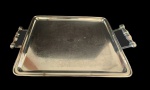 Bandeja em metal espessurado a prata com trabalhos artesanais centrais. Obs: necessita de solda no pegador. Medida: 33x50 cm.