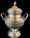 Potiche em metal espessurado a prata. Obs: com pouco desgaste na prata. Medida: Altura 20 cm E Diâmetro 14 cm. 