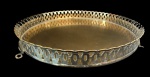 Centro de mesa em metal espessurado a prata com três pés de sustentação com bordas vazadas. Obs: com desgaste na prata. Medidas: Altura 5 cm e Diâmetro 32 cm.