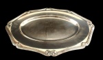 FRACALANZA - Travessa oval com borda trabalhada estilo Art Nouveau. Medida: Largura 30 cm e Comprimento 45 cm. 