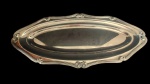FRACALANZA - Bandeja para peixe em metal espessurado a prata com borda trabalhada estilo Art Nouveau. Medidas: Largura 24 cm e Comprimento 52 cm. 