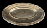 FRACALANZA - Travessa em metal espessurado a prata com borda trabalhada. Medida: Largura 18 cm e Comprimento 28 cm. 