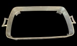 Suporte para travessa em metal espessurado a prata com quatro pés de sustentação. Medidas: Altura 7 cm, Largura 22 cm e Comprimento 38 cm. 
