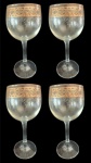 Lote com quatro taças em cristal com borda dourada em tema de guirlanda. Medida: Altura 18 cm e Diâmetro 7 cm. 