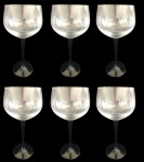 Lote com seis taças para vinho branco em fino cino cristal com aste na tonalidade preta. Medida: Altura 19 cm e Diâmetro 8 cm. 