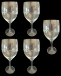 Lote com cinco taças para vinho tinto com lapidação em baixo relevo em tema de folhas. Medida: altura 18 cm diâmetro 7 cm.