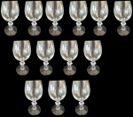 Lote com treze taças diversas em cristal com pegador em formato cestavado, sendo quatro para vinho tinto, quatro para vinho branco e tres para licor. Medida maior: altura 13 cm diâmetro 6 cm.