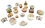 Lote com vinte caixinhas em porcelana diversas. Medida maior: altura 3 cm diâmetro 7 cm.