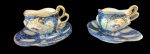 Par de xicaras de porcelana pintadas artesanalmente em alto relevo na tonalidade azul e dourada. Medida: altura 6 cm diâmetro 6 cm.