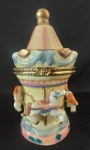 Linda caixinha em porcelana pintada artesanalmente representando um carrossel. Medida: altura 12 cm diâmetro 6 cm.