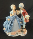 PORCELANA REBIS- Escultura em porcelana pintada artesanalmente representando um homem euma mulher. Obs: três pedaços quebrados no vestido. Medida: altura 10 cm largura 6 cm comprimento 9 cm