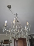 Lustre em cristal para seis lâmpadas com braços torneados . RETIRADA PELO COMPRADOR Medida: altura 90 cm diâmetro 80 cm