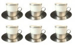 CRISTOFOLI INOX- Lote com seis xícaras para café em porcelana com pires e suporte em inox. Medida: altura 6 cm diâmetro 6 cm.