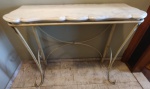 Mesa aparador com estrutura em ferro na tonalidade bege com tampo em mármore. Medida: altura 90 cm largura 37 cm comprimento 1,05. RETIRADA PELO COMPRADOR.