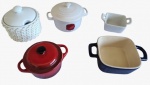 Lote com cinco peças em porcelana diversas. Medida maior: altura 10 cm diâmetro 15 cm.