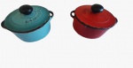 LA GRANDE MAISON - Lote com duas peças em ferro, sendo uma na tonalidade azul outra vermelha representando panelas. Medida: altura 9 cm diâmetro 12 cm.