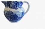 WOODS WARE MADE IN ENGLAND - Leiteira em porcelana pintada artesanalmente na tonalidade azul. Obs: mínimo bicado na borda. Medida: altura 12 cm largura 10 cm comprimento 17 cm.