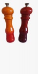 LE CREUSET- Par de moedor de pimenta e sal. Medida: altura 22 cm diâmetro 6 cm.