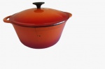 LA CUISINE- Grande panela em ferro esmaltado na tonalidade laranja e vermelho. Obs: com marcas de uso. Medida: altura 23 cm diâmetro 34 cm. 
