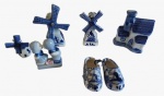 Lote com cinco miniaturas em porcelana holandesa com pintura na tonalidade azul. Medida maior: altura 6 cm largura 4 cm comprimento 6 cm.
