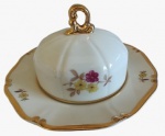 PORCELANA MAUÁ - Mantegueira em porcelana pintado artesanalmente em tema floral com detalhes em dourado. Medida: altura 12 cm e Diâmetro 20 cm.