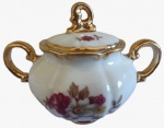 PORCELANA MAUÁ - Açucareiro em porcelana pintado artesanalmente em tema floral com detalhes em dourado. Medida: altura 12 cm largura 12 cm comprimento 15 cm.
