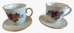 Lote com duas xícaras para café em porcelana com pintura artesanal em tema floral com bordas douradas. Medida: altura 5 cm diâmetro 5 cm. 