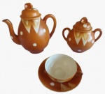 Conjunto para chá em porcelana com três peças, sendo um bule, um Açucareiro e uma xícara pintado artesanalmente na tonalidade marrom e bege. Medida: altura 20 cm largura 15 cm comprimento 18 cm.