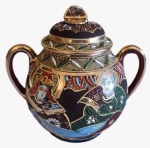 SATSUMA- Açucareiro em porcelana ( casca de ovo) pintado artesanalmente em alto relevo com detalhes em dourado. Medida: altura 14 cm diâmetro 15 cm.