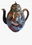 SATSUMA- Bule em porcelana ( casca de ovo) pintado artesanalmente em alto relevo com detalhes em dourado. Medida: altura 19 cm, largura 14 cm e comprimento 18cm.
