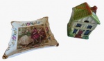 Lote com duas peças em porcelana pintado artesanalmente, sendo um Açucareiro e  o outro um pratinho. Medida maior :altura 2 cm largura 10 cm comprimento 10 cm.
