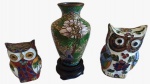 Lote com três peças em cloisoné, sendo duas corujas e um Floreiro. Obs: Floreiro com um amassado imperceptível. Medida maior: altura 8 cm largura 4 cm comprimento 5 cm.