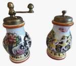  Lote com duas peças em porcelana com pintura em alto relevo representando anjos, sendo um saleiro e um moedor de pimenta. Medida: altura 14 cm diâmetro 8 cm.