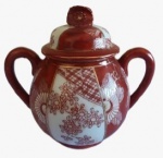 Açucareiro em porcelana ( casca de ovo),  pintado artesanalmente em tema floral na tonalidade vermelho com detalhes em dourado. Medida: altura 13 cm diâmetro 13 cm.