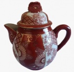 Leiteira em porcelana ( casca de ovo),  pintado artesanalmente em tema floral na tonalidade vermelho com detalhes em dourado. Medida: altura 12 cm largura 8 cm comprimento 12 cm .