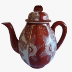 Bule em porcelana ( casca de ovo),  pintado artesanalmente em tema floral na tonalidade vermelho com detalhes em dourado. Medida: altura 18 cm largura 12 cm comprimento 16 cm .