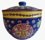 Potiche em porcelana japonesa pintado artesanalmente em tema floral na tonalidade predominante azul e amarelo. Medida: altura 15 cm diâmetro 15 cm.