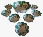 PORCELANA CSA-  Conjunto para sobremesa em fina porcelana com oito peças pintado artesanalmente em tema floral na tonalidade bege e verde com detalhes em dourado. Obs: mínimo bicado em duas peças. Medida maior: altura 10 cm diâmetro 22 cm. 