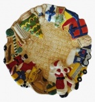 ESTAÇÃO ARTE KAORI- Prato decorativo em porcelana com detalhes em temas natalinos em alto relevo. Obs: dois mínimos bicados na borda imperceptíveis. Medida: diâmetro 28 cm.