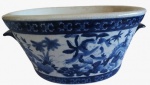 Floreira em porcelana pintada artesanalmente na tonalidade azul em tema floral. Medida: altura 13 cm largura 16 cm comprimento 30 cm. 