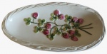 BASSAN MADE IN ITALY- Prato em porcelana pintado artesanalmente em tema de morangos em alto relevo. Medida: altura 3 cm largura 13 cm comprimento 25 cm.