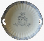PORCELANA MAUÁ - Prato para bolo em porcelana pintado artesanalmente em tema floral na tonalidade azul. Obs: com pouco desgaste na pintura. Medida: diâmetro 26 cm.